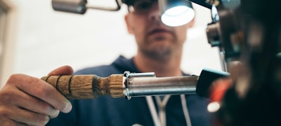 现代简约风格的体育场馆内部全景，展示专业观赛环境