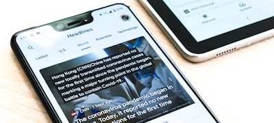 新闻编辑室工作场景，大屏幕上显示着实时体育新闻动态